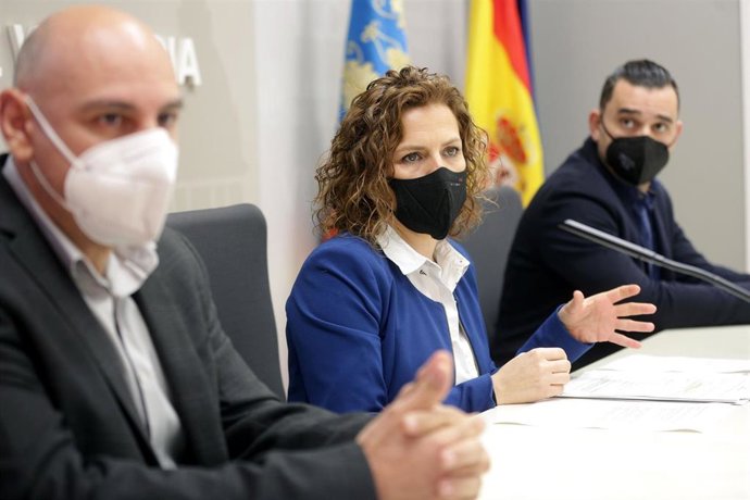 La edil de Desarrollo Económico en Valncia, Pilar Bernabé, en la rueda junto al presidente de la Confederación de Autónomos del Taxi de la Comunitat, Fernando del Molino y el presidente de la Asociación Gremial del Taxi, Ismael Arráez.