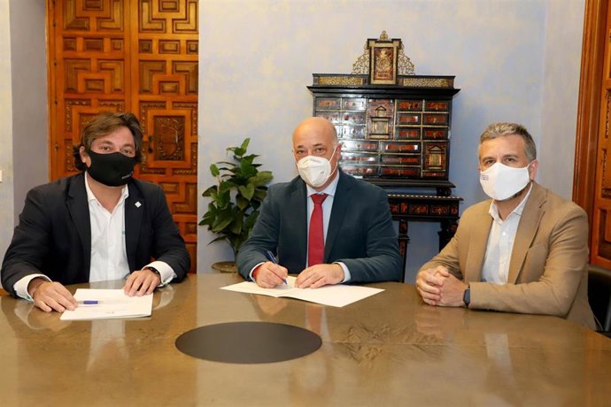 El presidente de la Diputación de Córdoba, Antonio Ruiz (centro), en la firma con Ecovalia.