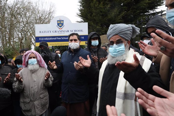 Protestas frente a un colegio de Reino Unido. 