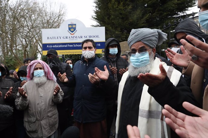 Protestas frente a un colegio de Reino Unido.