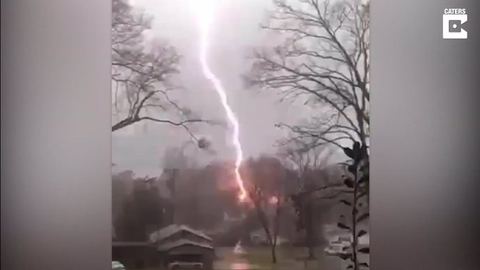 Capturan en vídeo un rayo cayendo sobre un árbol en mitad de una tormenta eléctrica en Alabama