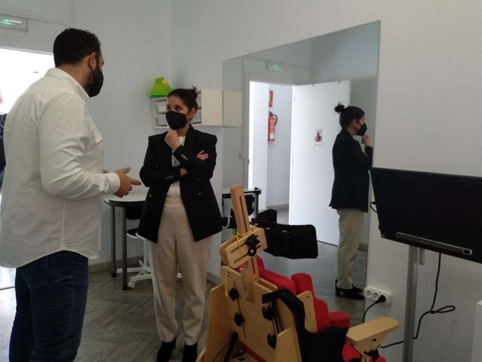 La consejera de Igualdad y portavoz de la Junta de Extremadura, Isabel Gil Rosiña, en una visita al centro de la Asociación Mi Princesa Rett en Badajoz en el que se impartirá una terapia pionera