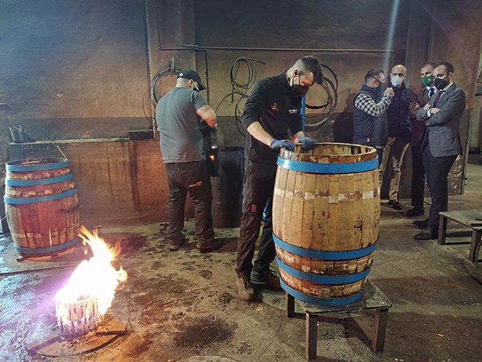 El delegado de Transformación Económica, Industria, Conocimiento y Universidades de la Junta en Córdoba, Ángel Herrador (dcha.), visita Tonelería del Sur.