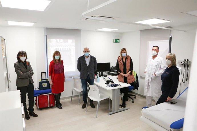 El gerente de Atención Primaria visita la reforma del consultorio de Obanos