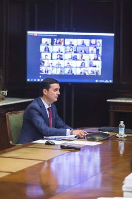 El presidente de la Diputación, Javier Aureliano García, durante el pleno celebrado hoy