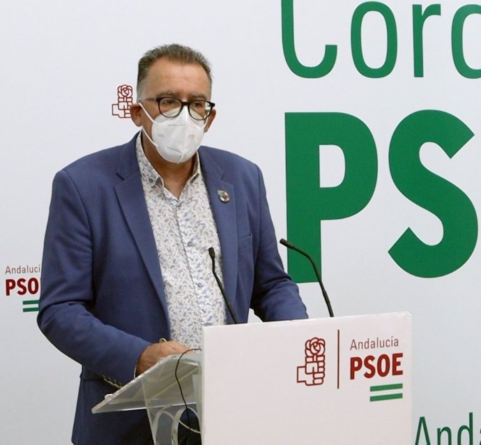 El miembro de la Comisión Ejecutiva Provincial del PSOE y alcalde de El Viso, Juan Díaz, en la sede de su partido.