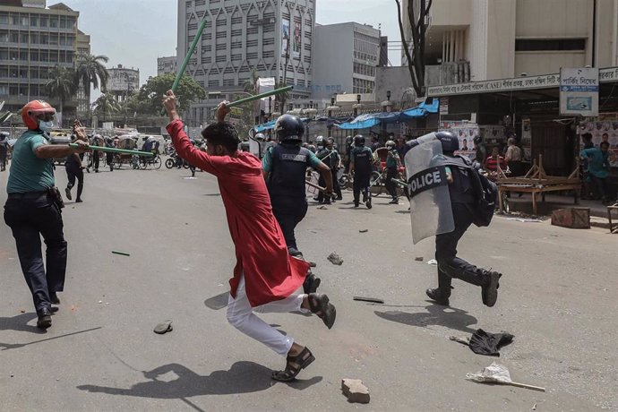 Manifestantes se enfrentan a la Policía durante la visita de Narendra Modi a Bangladesh.