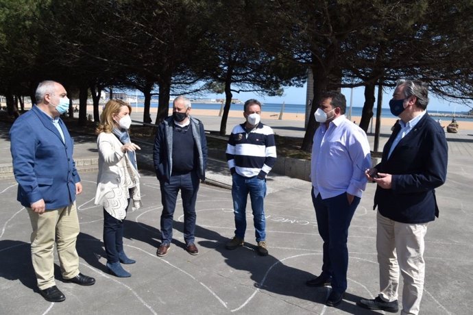 La presidenta del PP de Asturias Teresa Mallada y dirigentes del PP con pescadores en Gijón