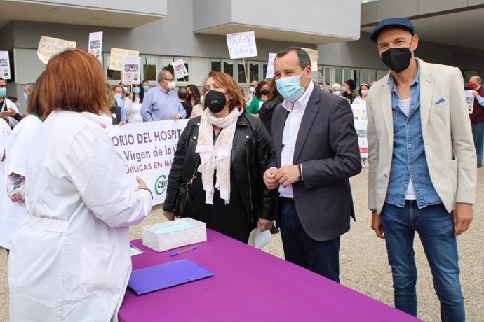 PSOE en la concentración de apoyo a profesionales para la vuelta de la maternidad al CLínico de Málaga