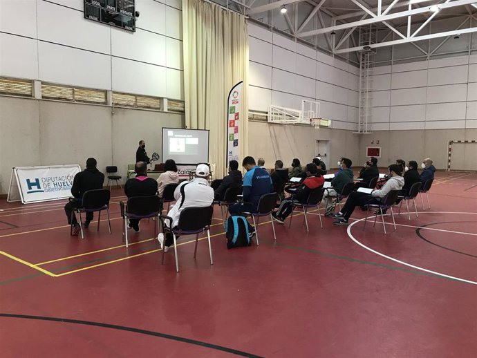 Diputación organiza una jornada de enseñanza del pádel a una veintena de técnicos municipales de la provincia. 