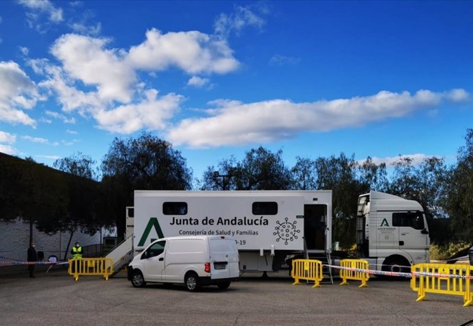 Archivo - Vehículo de la Junta de Andalucía destinado a los cribados poblaciones