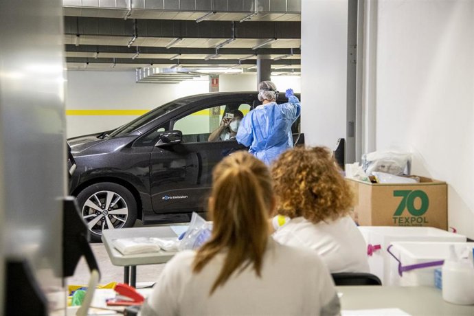 Archivo - Realización de PCR en el Gran Canaria Arena