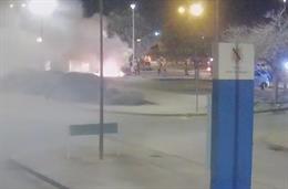 Coche incendiado por los detenidos para beneficiarse del seguro.