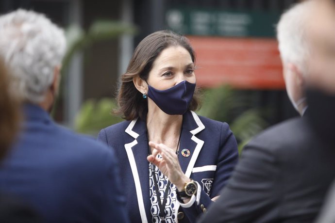 La ministra d'Indústria, Comer i Turisme, Reyes Maroto, durant la seva visita a la fbrica de la farmacutica catalana Reig Jofre de Sant Joan Despí.