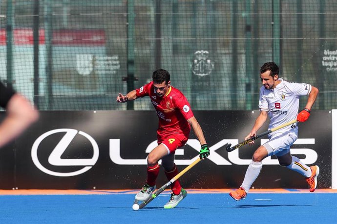 Archivo - Ricardo Sánchez disputa una bola con un rival en el España-Bélgica de la FIH Pro League 