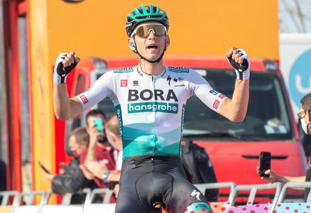 El ciclista alemán Lennard Kämna (BORA-Hansgrohe), ganador de la quinta etapa de la Volta Ciclista a Catalunya 2021, disputada entre La Pobla de Segur y Manresa sobre 201,1 kilómetros