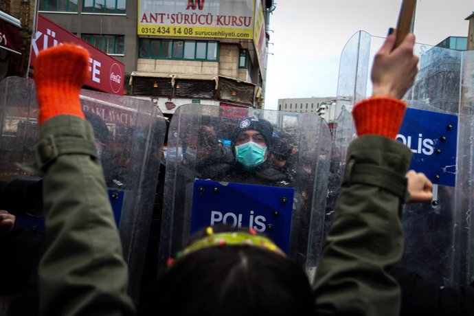 La Policía turca durante una protesta.