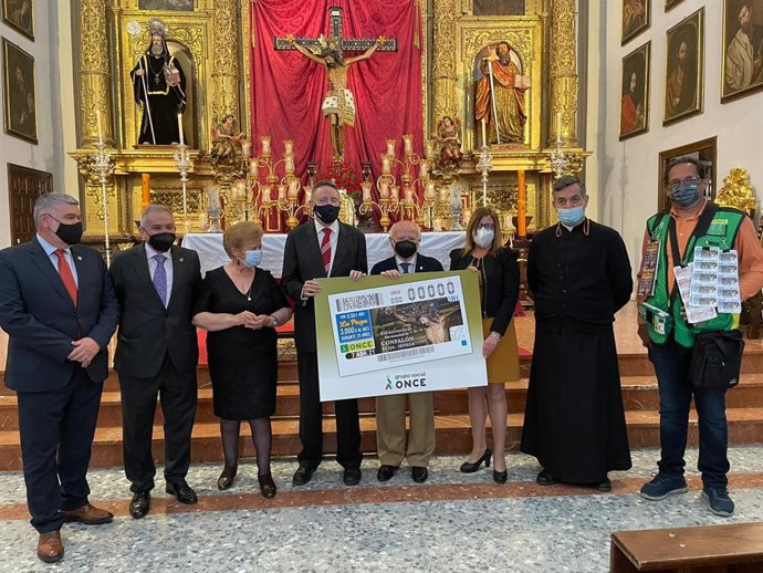 Foto de familia tras la presentación del cupón conmemorativo