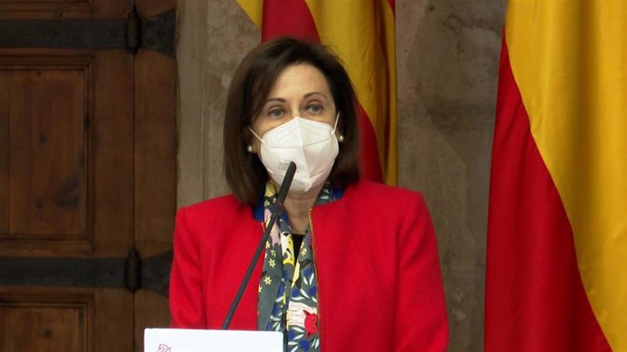 La ministra de Defensa, Margarita Robles, atiende a los medios en el Palau de la Generalitat