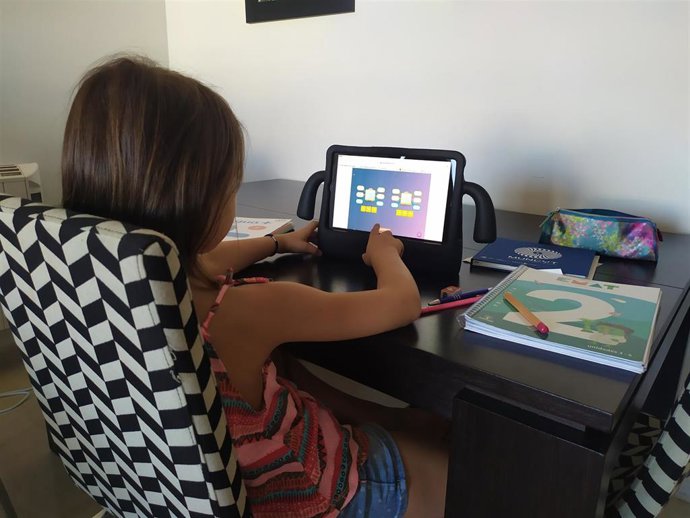 Menor haciendo deberes