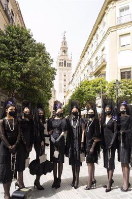 Mujeres con matilla en el barrio de Santa Cruz, en una performance de moda