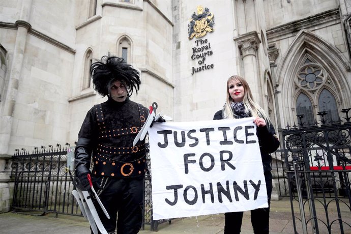 Fans de Johnny Depp protestan a la puerta de los juzgados