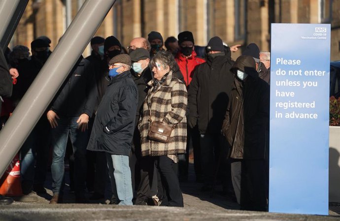 Archivo - 12 January 2021, England, Newcastle: People queue outside the UK National Health Service (NHS) vaccine centre to receive their injection of a coronavirus (COVID-19) vaccine at the Centre for Life. Photo: Owen Humphreys/PA Wire/dpa