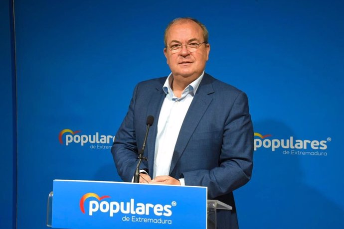 El presidente del PP de Extremadura, José Antonio Monago, en rueda de prensa