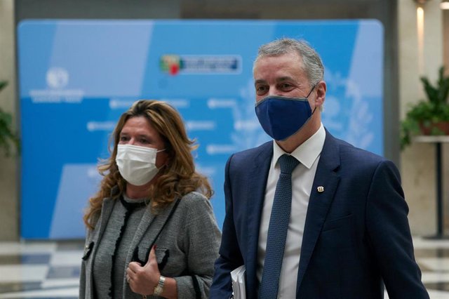 La consejera de salud Gotzone Sagardui y el Lehendakari, Iñigo Urkullu a su llegada a la reunión del comité asesor del Plan de Protección Civil de Euskadi (LABI), en Vitoria, Álava, Euskadi (España), a 26 de marzo de 2021