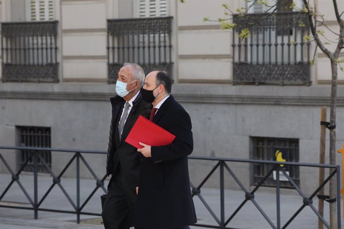 El empresario Luis Gálvez a su llegada (i) acompañado a la Audiencia Nacional, en Madrid, (España), a 25 de marzo de 2021.  