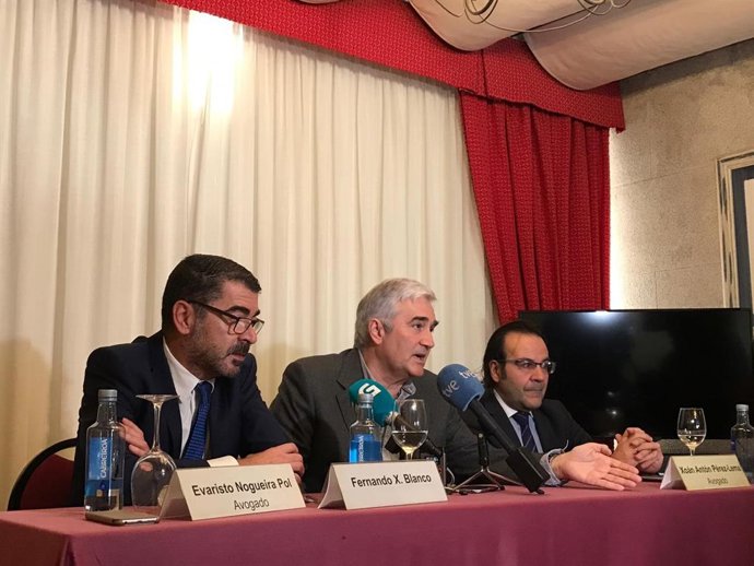 Archivo - Rueda de prensa de Fernando Blanco junto a sus abogados en Santiago