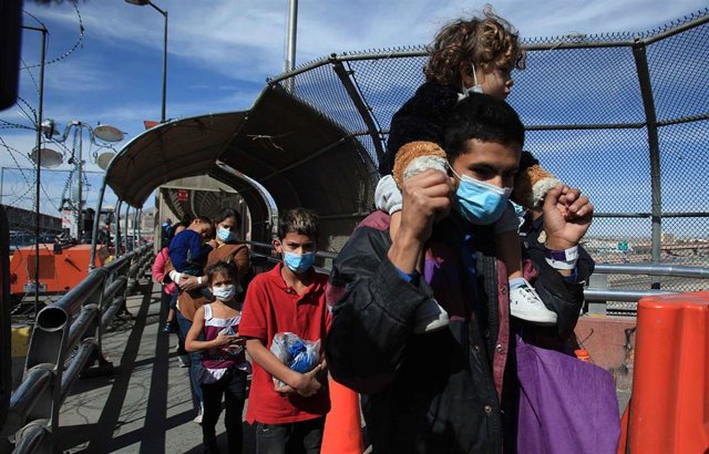 Migrantes centroamericanos cruzan México de camino a Estados Unidos.
