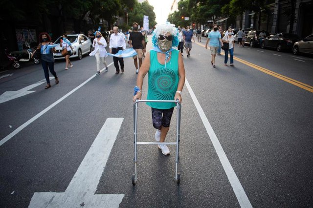 Una mujer participante en las protestas en Buenos Aires por la polémica de vacunación.