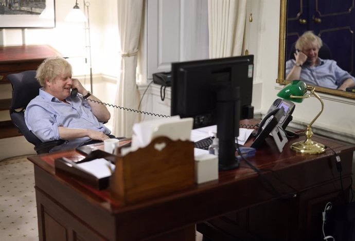 Archivo - HANDOUT - 23 January 2021, United Kingdom, London: British Prime Minister Boris Johnson speaks to US President Joe Biden during a phone call in his office. Photo: Andrew Parsons/No10 Downing Street/dpa - ATTENTION: editorial use only and only 