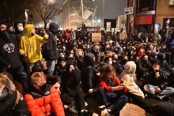 26 March 2021, United Kingdom, Bristol: Protesters sit in front of a police line near to Bridewell Police station during a 'Kill the Bill' protest against the Government's controversial Police and Crime Bill. Photo: Ben Birchall/PA Wire/dpa