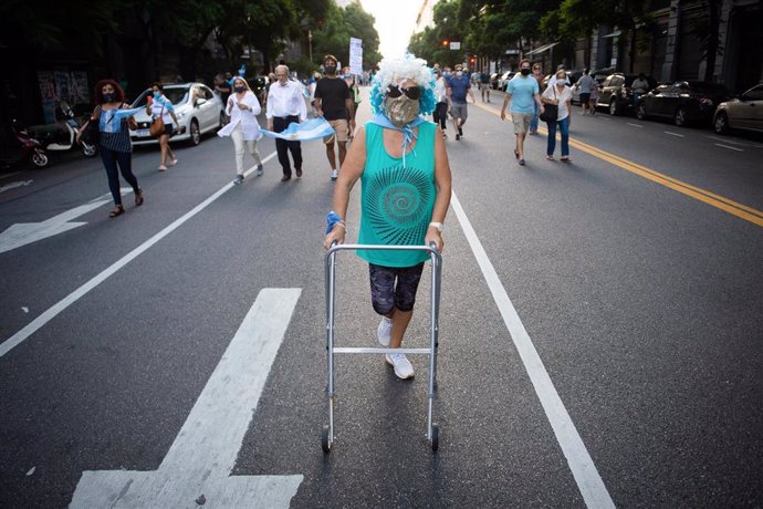 Una mujer participante en las protestas en Buenos Aires por la polémica de vacunación.