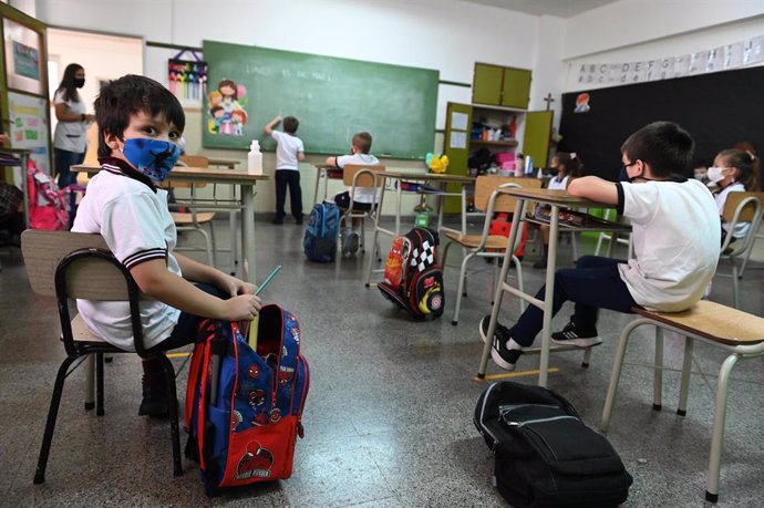 15 March 2021, Argentina, Rosario: Children are seen wearing face masks as they sit in a classroom. In some Argentine regions, partial attendance classes have resumed after a year of corona-related closures. Photo: Sebastian Granata/telam/dpa