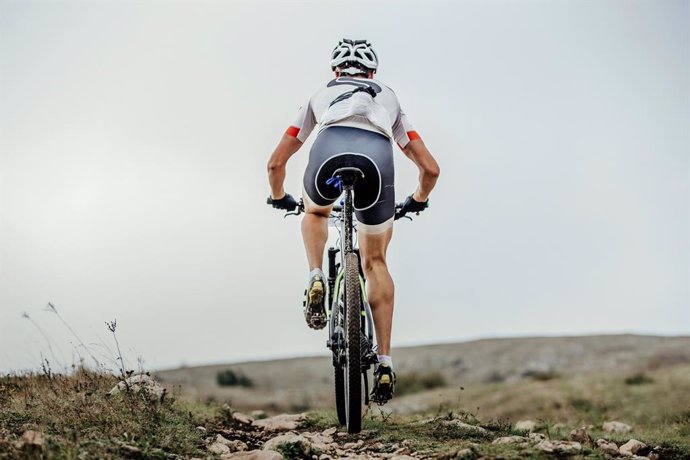 Archivo - Ciclista de montaña.