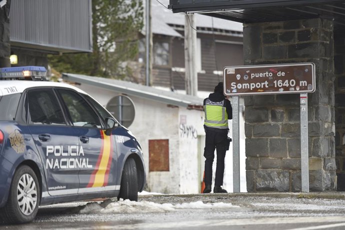 Archivo - Un agente hace guardia en el puesto fronterizo de Somport (Huesca) entre España y Francia tras el cierre de fronteras acordado por el Gobierno, en Huesca / Aragón (España), a 17 de marzo de 2020.