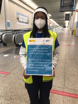 Un miembro de Sanidad Exterior controla pasajeros internacionales en el aeropuerto de Palma.