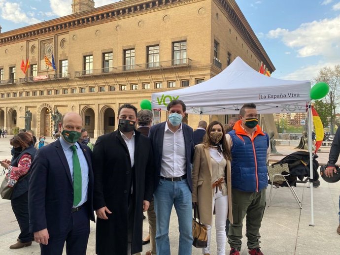 Pedro Fernández junto a parlamentarios de VOX en las Cortes de Aragón