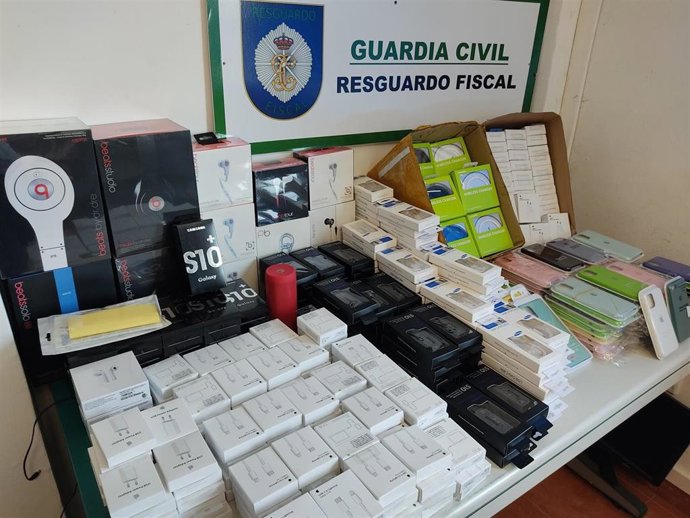 Objetos de imitación intervenidos en Noia