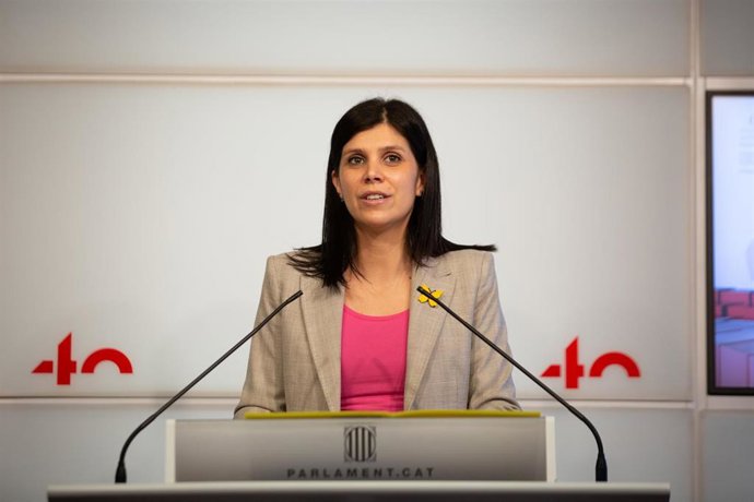 La secretaria general adjunta y portavoz de ERC, Marta Vilalta, interviene durante una rueda de prensa en el Parlament.