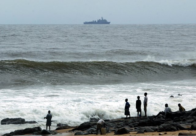 Foto de archivo de la costa de Liberia, con un barco del Ejército estadounidense al fondo, a 13 de agosto de 2003