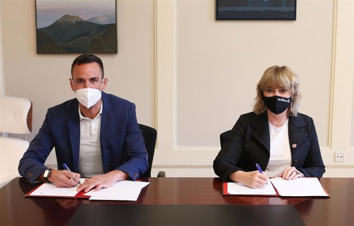 La consejera de Relaciones Ciudadanas, Ana Ollo, y el director de la Fundación +34, Francisco Javier Casado