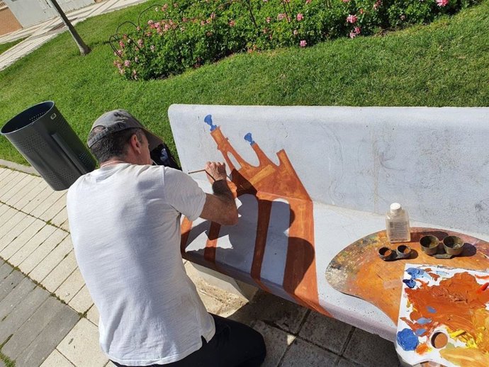 Comienza en el Distrito de Teatinos la creación de la instalación artística de Neno Herrera en mobiliario