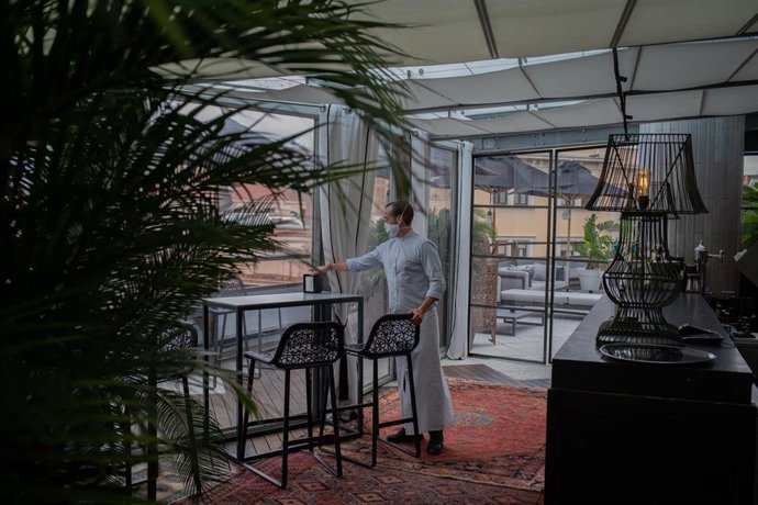 Archivo - Un camarero limpia una de las mesas de un hotel, en una imagen de archivo.