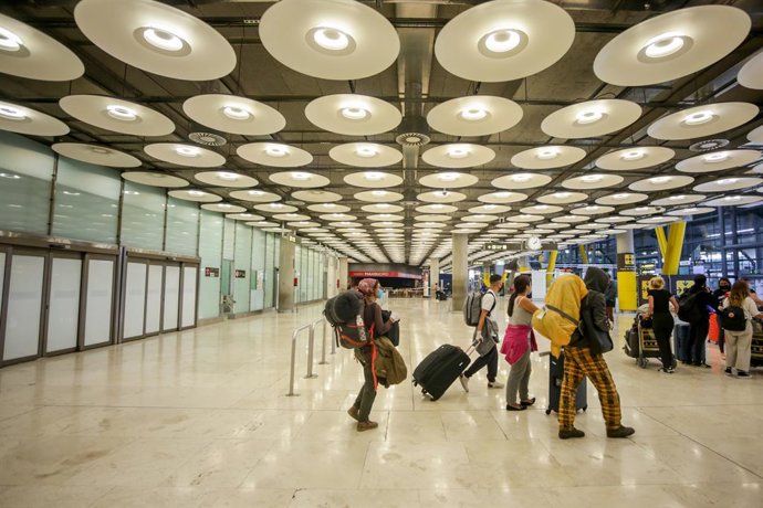 Archivo - Algunas turistas caminan por los pasillos de la Terminal 4 del Aeropuerto Adolfo Suárez-Madrid Barajas donde el número de vuelos ha bajado notablemente, razón por la que AENA ha decidido agrupar toda la operativa de la T2 y la T3 a la T1, y po