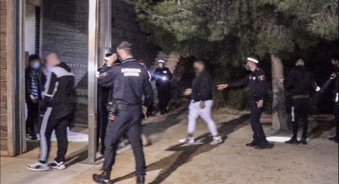 La Policía Local Impone 232 Denuncias Por Desobediencia Del Estado De Alarma En El Primer Día Del Operativo De Semana Santa Por No Llevar Mascarillas, Consumir Alcohol, Grupos, Disuelve Un Macrobotellón En La Ereta Y 10 Fiestas Ilegales En Alicante