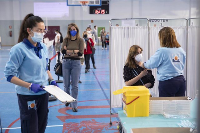 Administración de la vacuna contra la COVID-19 de AstraZeneca en el pabellón SADUS Sevilla (Andalucía, España).
